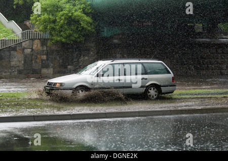 Warschau, Polen, die Straße bei einem schweren Gewitter Stockfoto