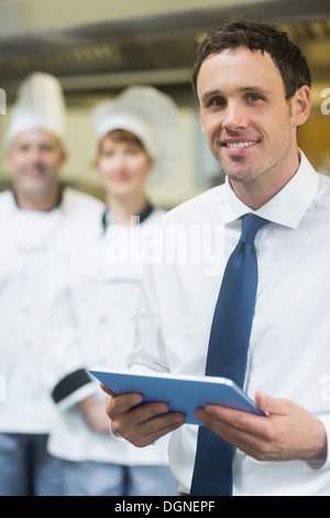 Junge Restaurantleiter hält seinen tablet Stockfoto