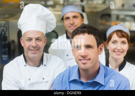 Junge Manager posiert in der Küche Stockfoto