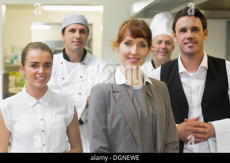 Junge weibliche Manager posiert in einer modernen Küche Stockfoto