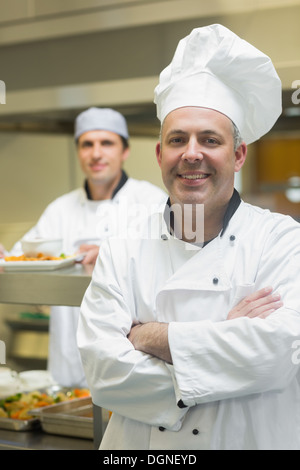 Glücklich Reife Chefkoch posiert mit verschränkten Armen Stockfoto