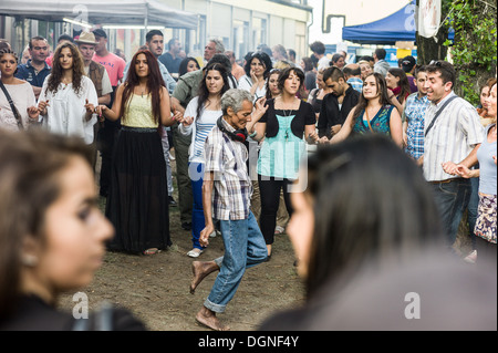 Berlin, Deutschland, türkische Leute tanzen Musik auf dem Karneval der Kulturen Stockfoto