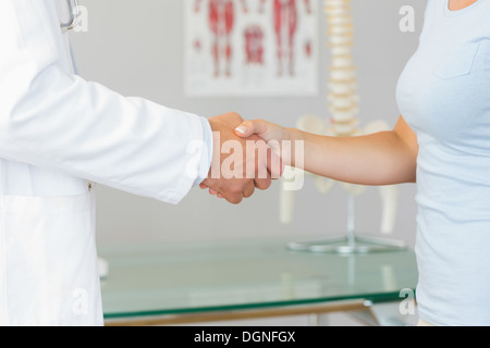 Nahaufnahme des Arztes Händeschütteln mit Patienten Stockfoto