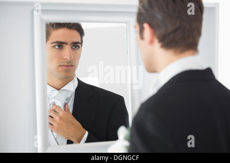 Ernst schön Bräutigam in Spiegel Stockfoto