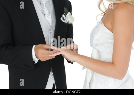 Setzen den Ehering am Finger Frau Bräutigam Stockfoto