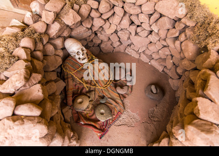 Einbalsamierte Mumie und Schädel in Peru. Knochen in Chauchilla archäologische Stätte, Nazca, Südamerika Stockfoto