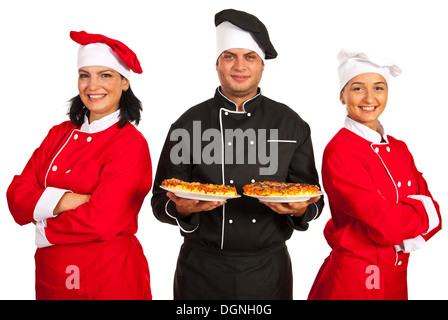 Glücklich Koch Team serviert Pizza isoliert auf weißem Hintergrund Stockfoto