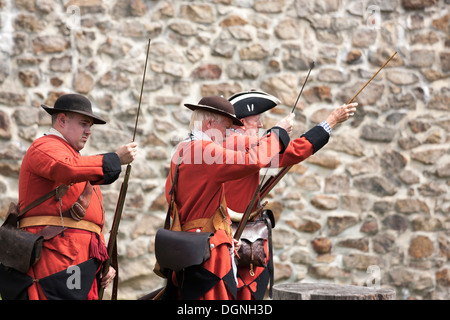 Soldaten beim Laden Steinschloss Musketen in Reenactment Französisch & indische amerikanische Revolution revolutionärer Krieg von Unabhängigkeit Stockfoto