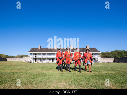 Historischen 18. Jahrhundert Alltag in Fort Frederick Maryland. Freiwillige marschieren mit historischen Uniformen und Musketen. Ost-Kaserne. Stockfoto
