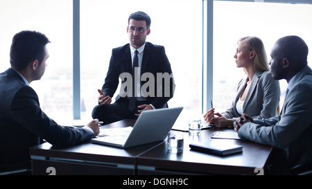 Bild von Geschäftsleuten, die Interaktion zu Sitzung im Büro Stockfoto