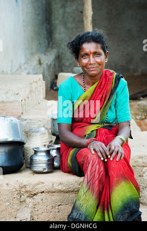 Niedrigere Kaste Indianerin vor ihrem Haus. Andhra Pradesh, Indien Stockfoto