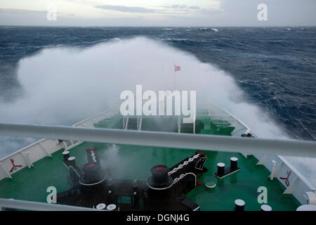 Eine große Welle bricht über den Bug der MS Expedition, Expedition Kreuzfahrtschiff, Atlantik Überquerung der Drake-Passage, Stockfoto