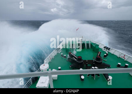 Eine riesige Welle bricht über den Bug des Kreuzfahrtschiffes MS Expedition Expedition in die Drake-Passage, Atlantik Stockfoto