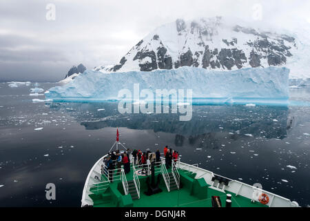 Expedition Kreuzfahrtschiff, MS Expedition, vor einem Eisberg, Errera Kanal, Arctowski Halbinsel, antarktische Halbinsel Stockfoto