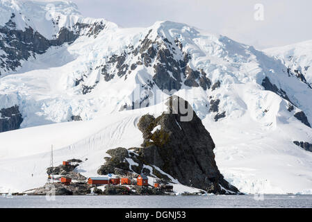 Almirante Brown Antarctic Base, eine argentinische Forschungsstation mit Besuchern, Coughtrey Halbinsel, Paradise Bay Stockfoto