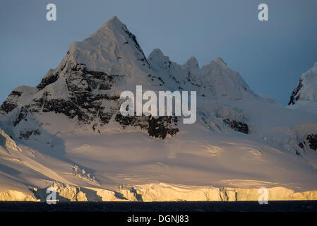 Bergkulisse der Buttler Passage, abends hell leuchtenden Gletscher Kalben, Danco Küste, antarktische Halbinsel, Antarktis Stockfoto