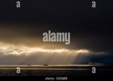 Sonnenlicht durch ein Loch in den Wolken, Errera Kanal Arctowski Halbinsel, antarktische Halbinsel, Antarktis Stockfoto