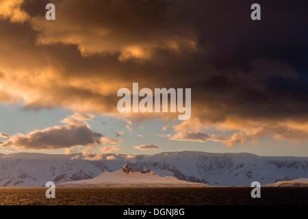 Wolken und vergletscherten Bergen in die Gerlache Strait im Abendlicht, antarktische Halbinsel, Antarktis Stockfoto