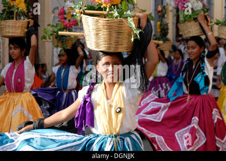 Junge Frau tanzen bei einer Parade, Oaxaca de Juárez, Oaxaca, Mexiko, Nordamerika Stockfoto