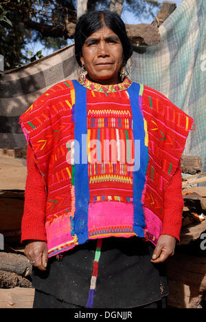 Triqui Frau in einheimischen Trachten, San Martin Itunyosu, Oaxaca, Mexiko, Nordamerika Stockfoto