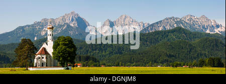 Barocke Kirche St. Coloman vor der Tannheimer Berge, Schwangau, Ostallgäu, Allgäu, Schwaben, Bayern, Deutschland Stockfoto