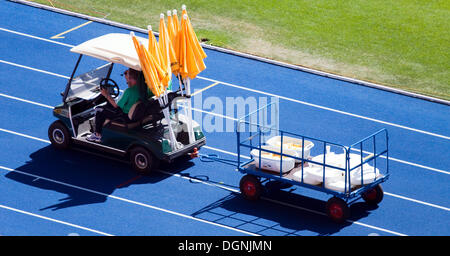 Fahrzeug mit einem Wassertank auf der Laufstrecke im Berliner Olympia-Stadion Stockfoto