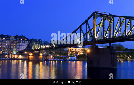 Eisener Steg Brücke über den Main in der Nacht, gesehen in Richtung Sachsenhausen, Frankfurt Am Main, Hessen Stockfoto