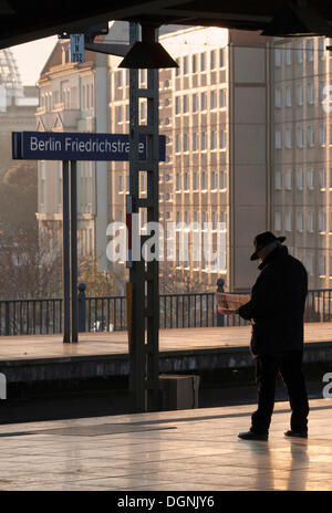 Man wartet auf die Plattform des Berliner S-Bahn station Bahnhof Friedrichstraße, Berlin Stockfoto