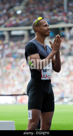 Geste der Olympiasieger Felix Sanchez vor Beginn der 400 Meter-Rennen beim ISTAF 2012 Hürden Stockfoto