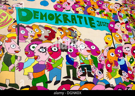Bunte Zeichnung des Volkes, Schriftzug "Demokratie Jetzt", Deutsch für "Demokratie jetzt" an einer Wand in Brühler Straße, Leipzig, Sachsen Stockfoto