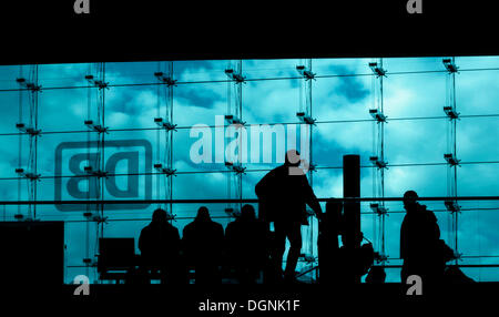 Silhouetten der Reisende warten auf Züge im Hauptbahnhof Gebäude, Hintergrundbeleuchtung, Berlin Stockfoto