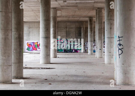 Betonbrücke Säulen einer Eisenbahn zu überbrücken, Graffiti, Berlin, Deutschland Stockfoto