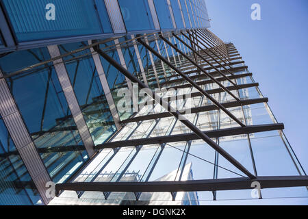 Glas-Fassade eines Bürogebäudes in Neues Kranzler Eck, City West, Berlin, Deutschland Stockfoto