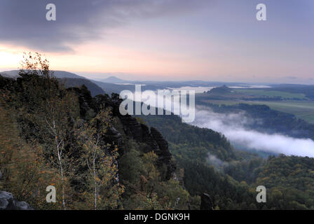 Blick vom Weg des Malers, Elbtal im Morgennebel, Elbsandsteingebirge, Sächsische Schweiz, Sachsen Stockfoto