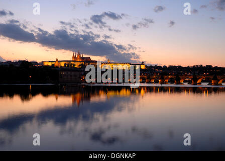 Abendlicht über der Moldau, Prag, Tschechische Republik, Europa Stockfoto