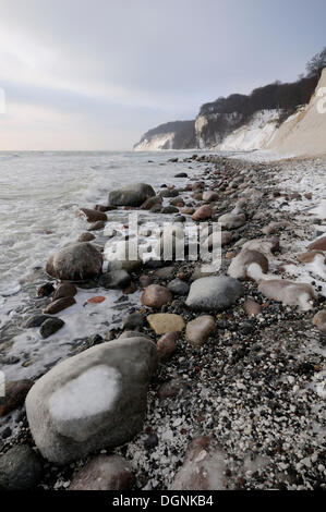 Winter auf der Ostsee-Küste mit Klippen, Jasmund Nationalpark, Insel Rügen, Mecklenburg-Vorpommern Stockfoto