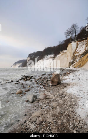 Winter auf der Ostsee-Küste mit Klippen, Jasmund Nationalpark, Insel Rügen, Mecklenburg-Vorpommern Stockfoto