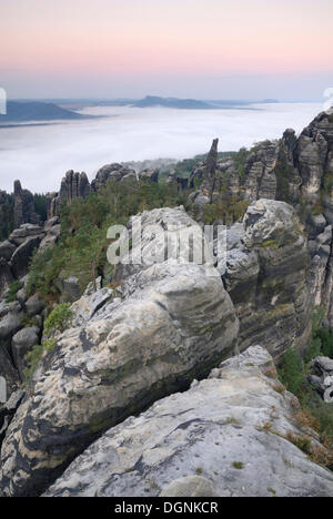 Blick auf das Elbtal aus die Schrammsteine Felsformationen, Saechsische Schweiz, Sächsische Schweiz, Elbsandsteingebirge Stockfoto