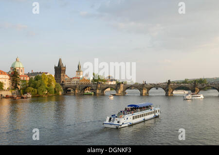 Blick über die Moldau an der Karlsbrücke, alte Stadt, Weltkulturerbe, Prag, Tschechische Republik, Europa Stockfoto