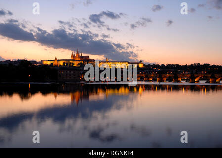 Blick über die Moldau auf der Prager Burg, Hradschin, UNESCO World Heritage Site, Prag, Tschechische Republik, Europa Stockfoto