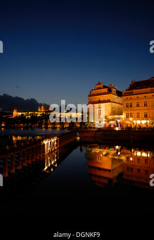 Blaue Stunde am Ufer der Moldau, Prag, Tschechische Republik, Europa Stockfoto