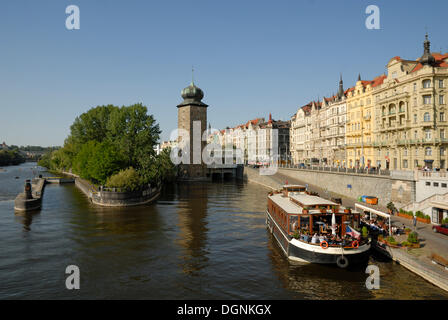 Ausflugsschiff am Ufer der Moldau, Prag, Tschechische Republik, Europa Stockfoto