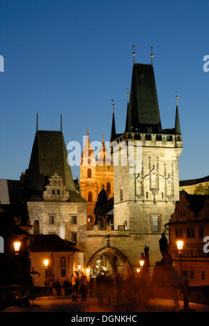 Blick auf den Pulverturm von der Karlsbrücke entfernt, alte Stadt, Weltkulturerbe, Prag, Tschechische Republik, Europa Stockfoto