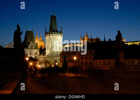 Blick auf den Pulverturm aus der Karlsbrücke, Prag, Tschechische Republik, Europa Stockfoto