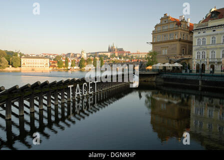 An den Ufern der Moldau, Prag, Tschechische Republik, Europa Stockfoto