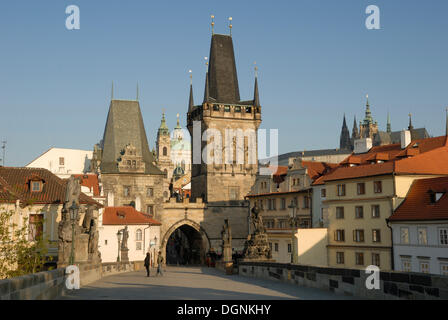 Auf der Karlsbrücke, Blick auf den Pulverturm, alte Stadt, Weltkulturerbe, Prag, Tschechische Republik, Europa Stockfoto
