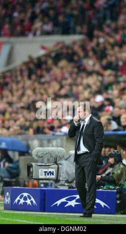 Viktoria Plzen, im Bild während der 3. Runde der Champions League-Gruppe D-Fußballspiel gegen die Bayern in München. 23. Oktober 2013. Pavel Vrba, Trainer von Viktoria Pilsen, im Bild während der 3. Runde der Champions League-Gruppe D-Fußballspiel gegen Bayern München in München, 23. Oktober 2013. Bildnachweis: Michal Kamaryt/CTK Foto/Alamy Live-Nachrichten Stockfoto