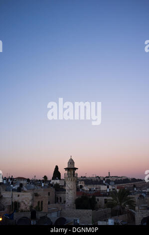 Jerusalem, Israel. 23. Oktober 2013. Nach Osten Blick auf Jerusalem muslimischen Viertel Dächer als Dämmerung setzt auf die Altstadt. © Nir Alon/ZUMAPRESS.com/Alamy Live-Nachrichten Stockfoto
