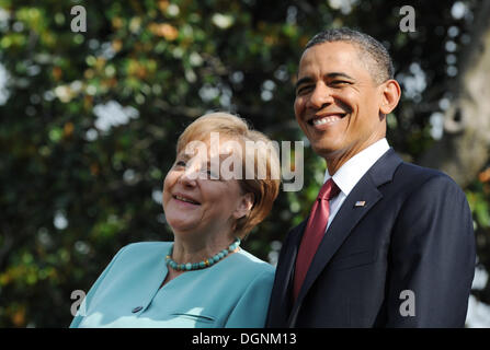 US Präsident Barack Obama trifft Bundeskanzlerin Angela Merkel mit militärischen Ehren im Weißen Haus in Washington, D.C., USA, 7. Juni 2011. Merkel ist auf ein zwei-Tages-Besuch in die Vereinigten Staaten. Foto: RAINER JENSEN Stockfoto