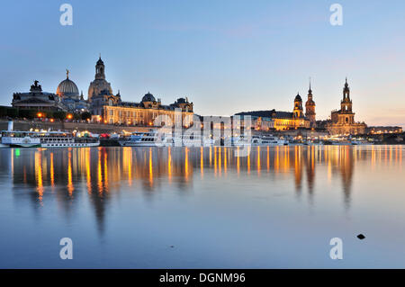 Blick über die Elbe in Richtung der Altstadt von Dresden am Abend, Sachsen Stockfoto
